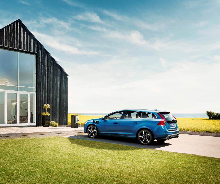  Volvo V60 Plug-In Hybrid R-Design 2014 года  (фото 8 из 15)